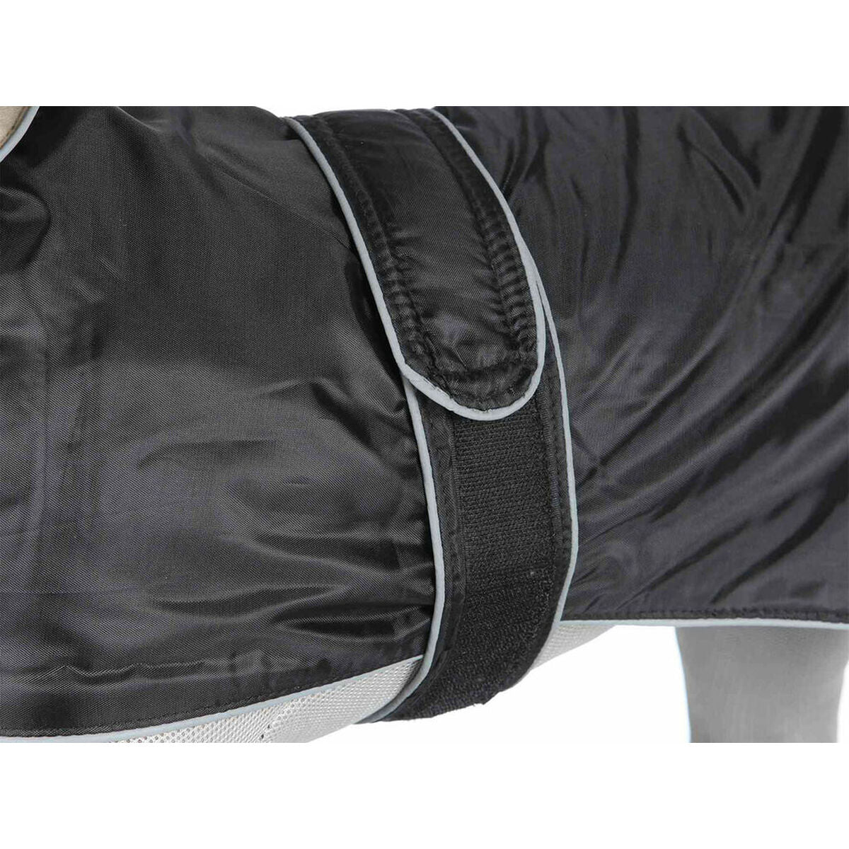 Nahaufnahme des Bauchgurts und der hell eingefassten Kanten am schwarzen Orléans-Mantel