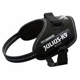 Schwarzes Julius-K9 IDC Powerharness in schräger Ansicht mit fixiertem Haltegriff