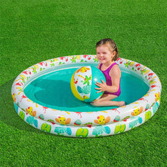 Kind im bunten Bestway Planschbecken mit passendem Wasserball; Hersteller-Anwendungsfoto