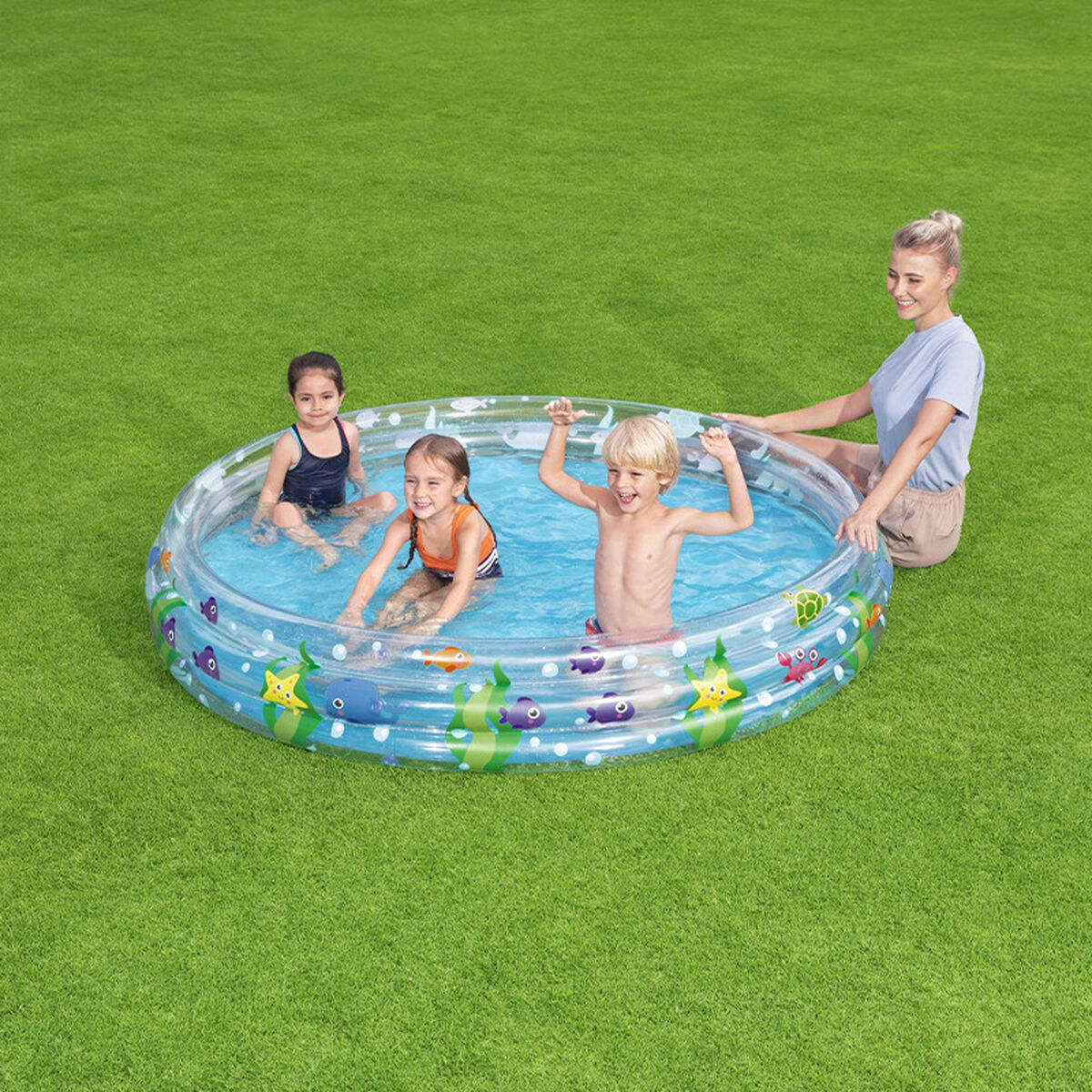 Kinder spielen im Bestway Deep Dive Planschbecken im Garten neben einer beaufsichtigenden erwachsenen Person