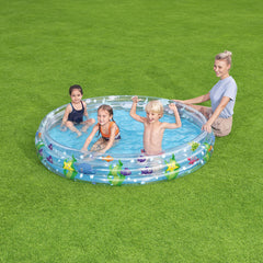Kinder spielen im Bestway Deep Dive Planschbecken im Garten neben einer beaufsichtigenden erwachsenen Person