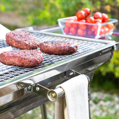 Grillgut auf dem ExelQ-Grillrost mit einer Ablage daneben