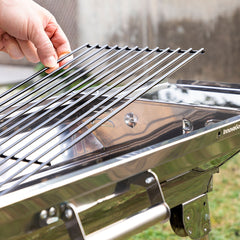 Kohlerost wird aus dem leeren ExelQ-Grill genommen