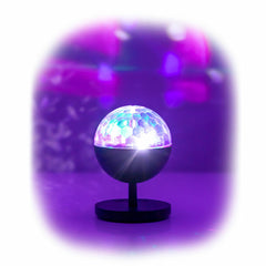 Istarlyt mit violettem Lichtmuster vor weißem Hintergrund