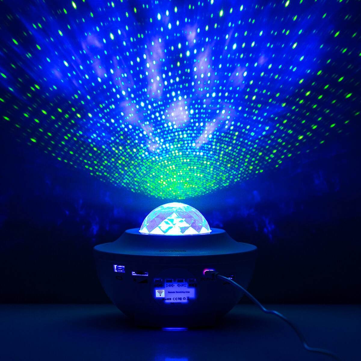 Sedlay mit blauen Lichtflächen und grünen Sternpunkten in einem dunklen Raum