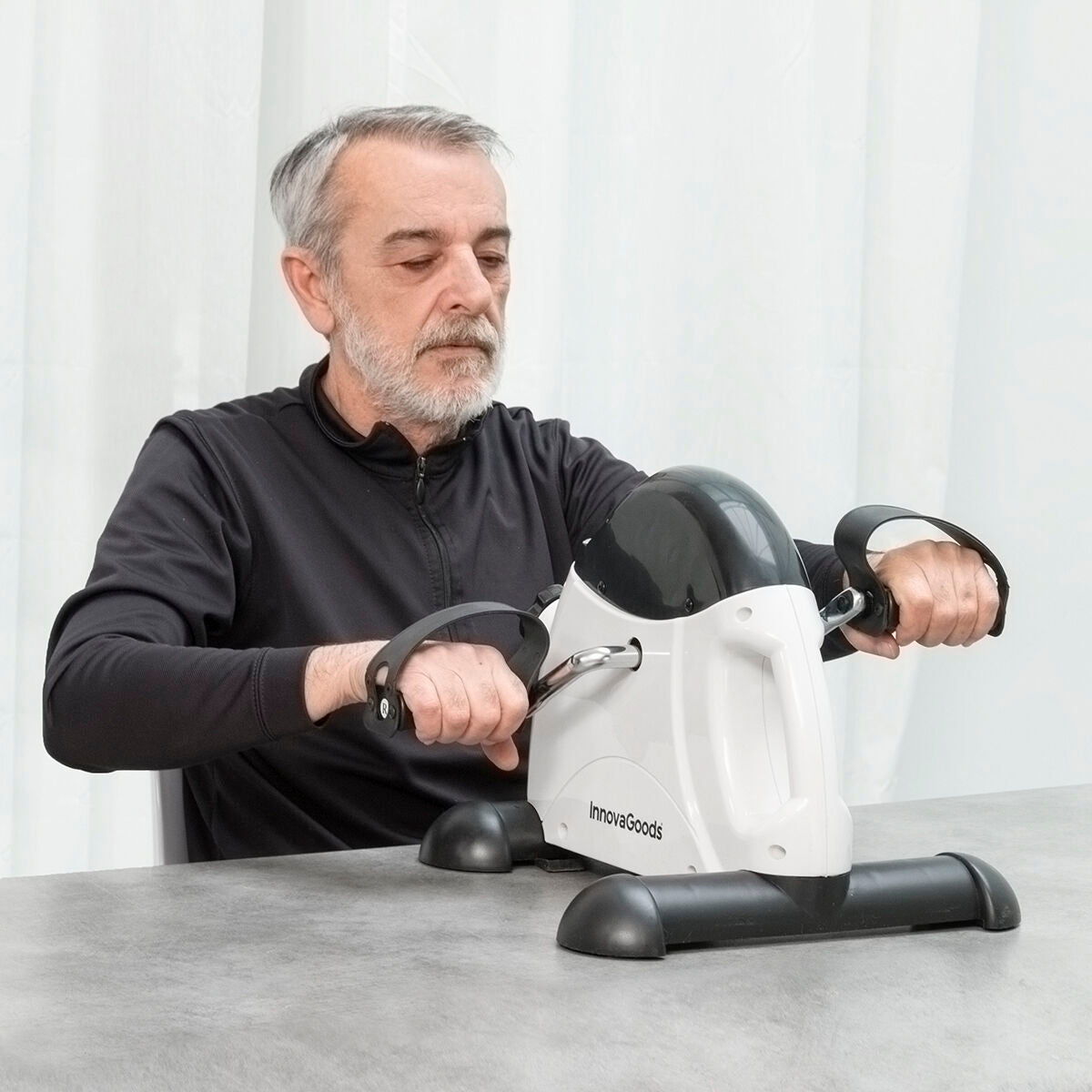 Fipex Pedaltrainer beim Armtraining auf einem Tisch