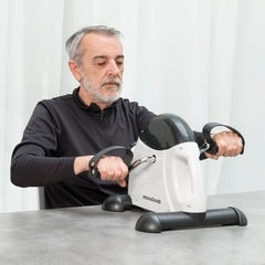 Fipex Pedaltrainer beim Armtraining auf einem Tisch