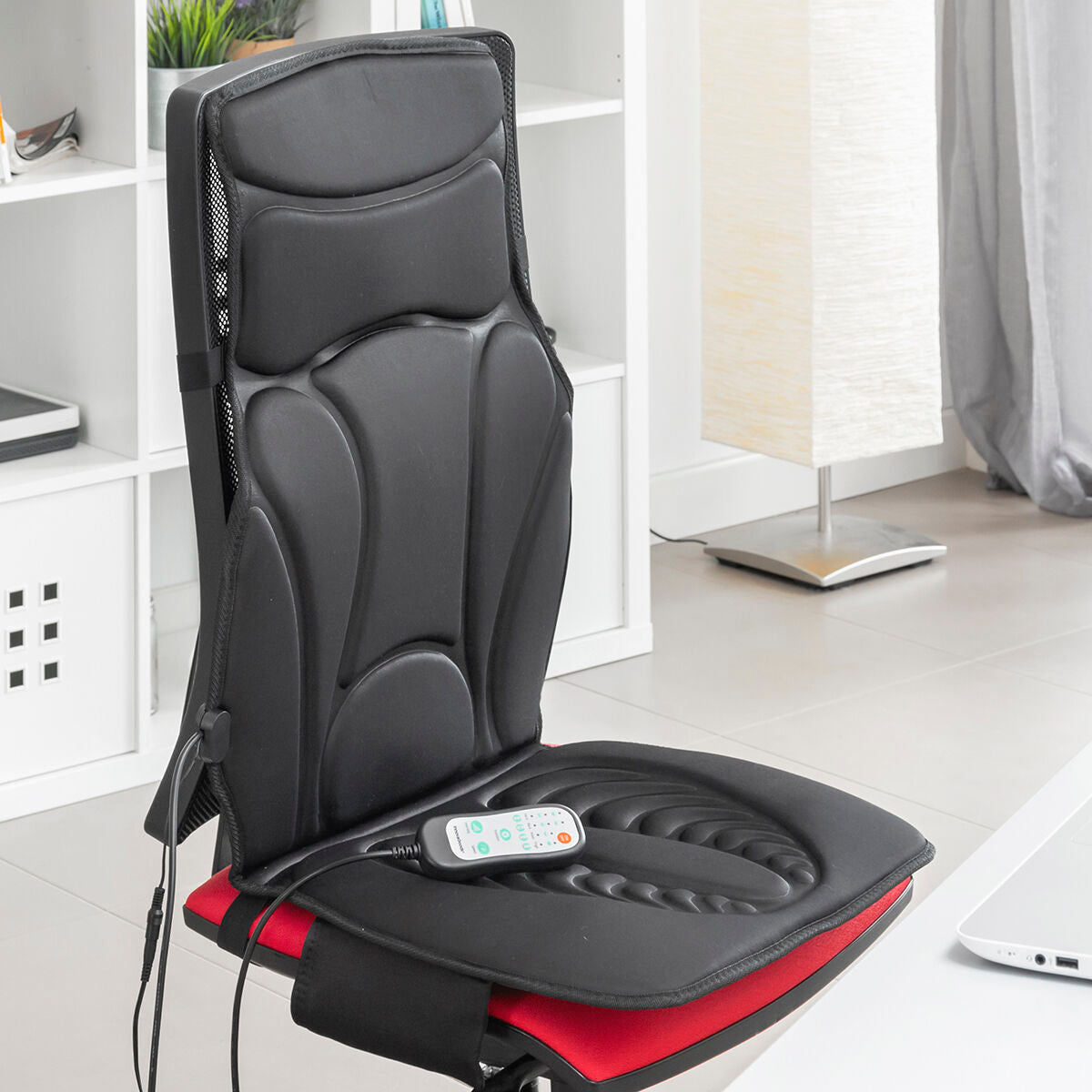 Masseatsu-Massagesitzauflage mit Fernbedienung auf einem Bürostuhl