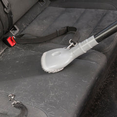 Smoovah-Staubsaugerbürste wird an einem Autositz mit Haaren verwendet