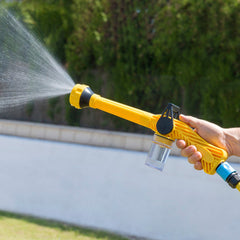 Forzater-Gartenschlauchspritze versprüht Wasser im Garten