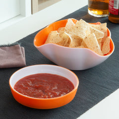 Große Snackschale mit Chips neben der kleinen Schale mit Dip