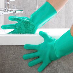 Grüne Silikonhandschuhe werden an Waschbecken und Armatur verwendet