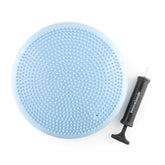 Blaues rundes Cushport Balancekissen mit Noppen und schwarzer Handpumpe freigestellt