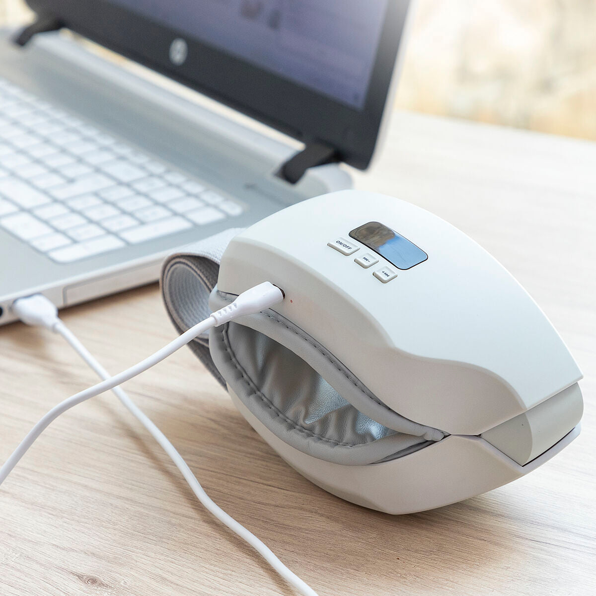 Eyesky wird über ein USB-Kabel an einem Laptop geladen