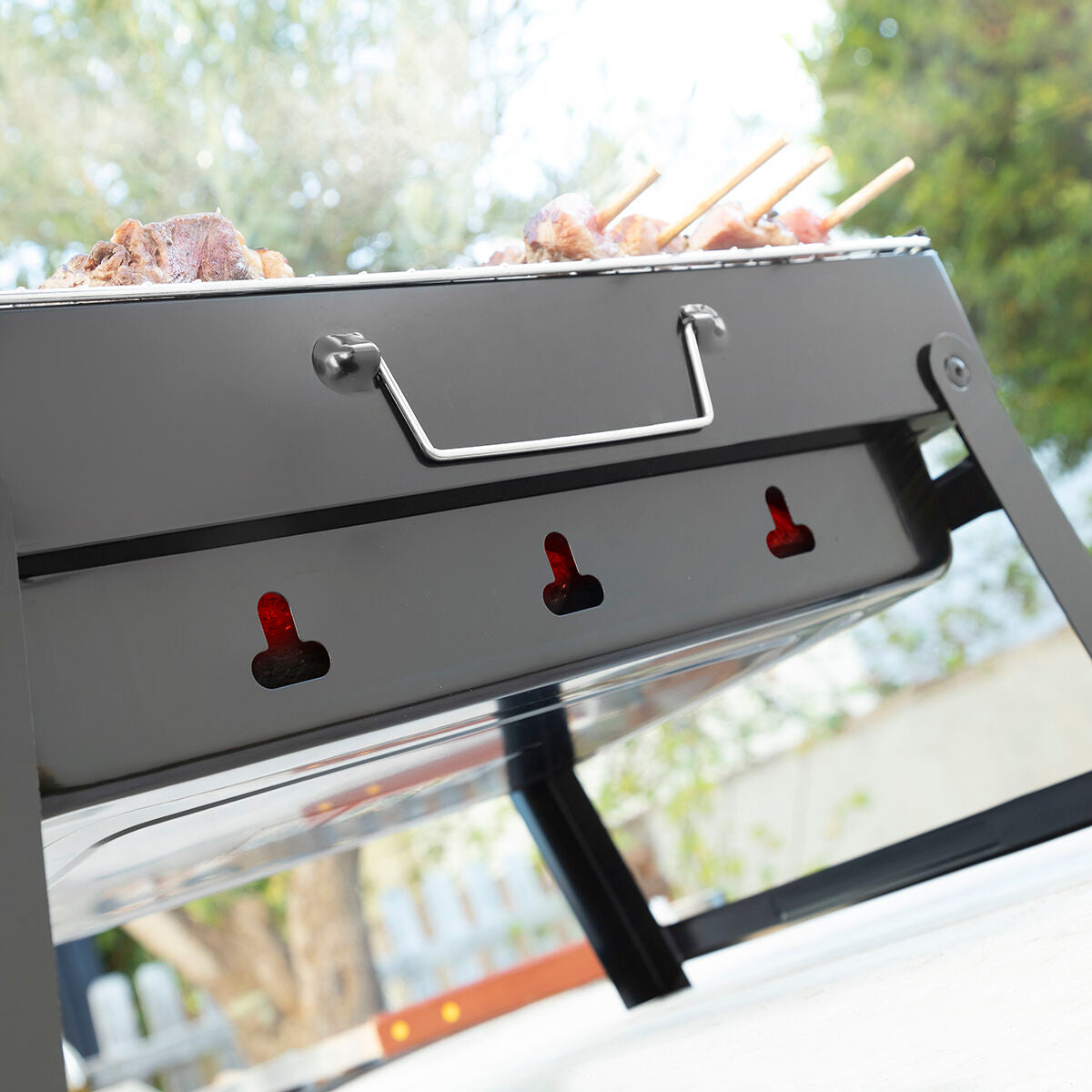 Nahaufnahme von Tragegriff und Lüftungsöffnungen des BearBQ-Grills