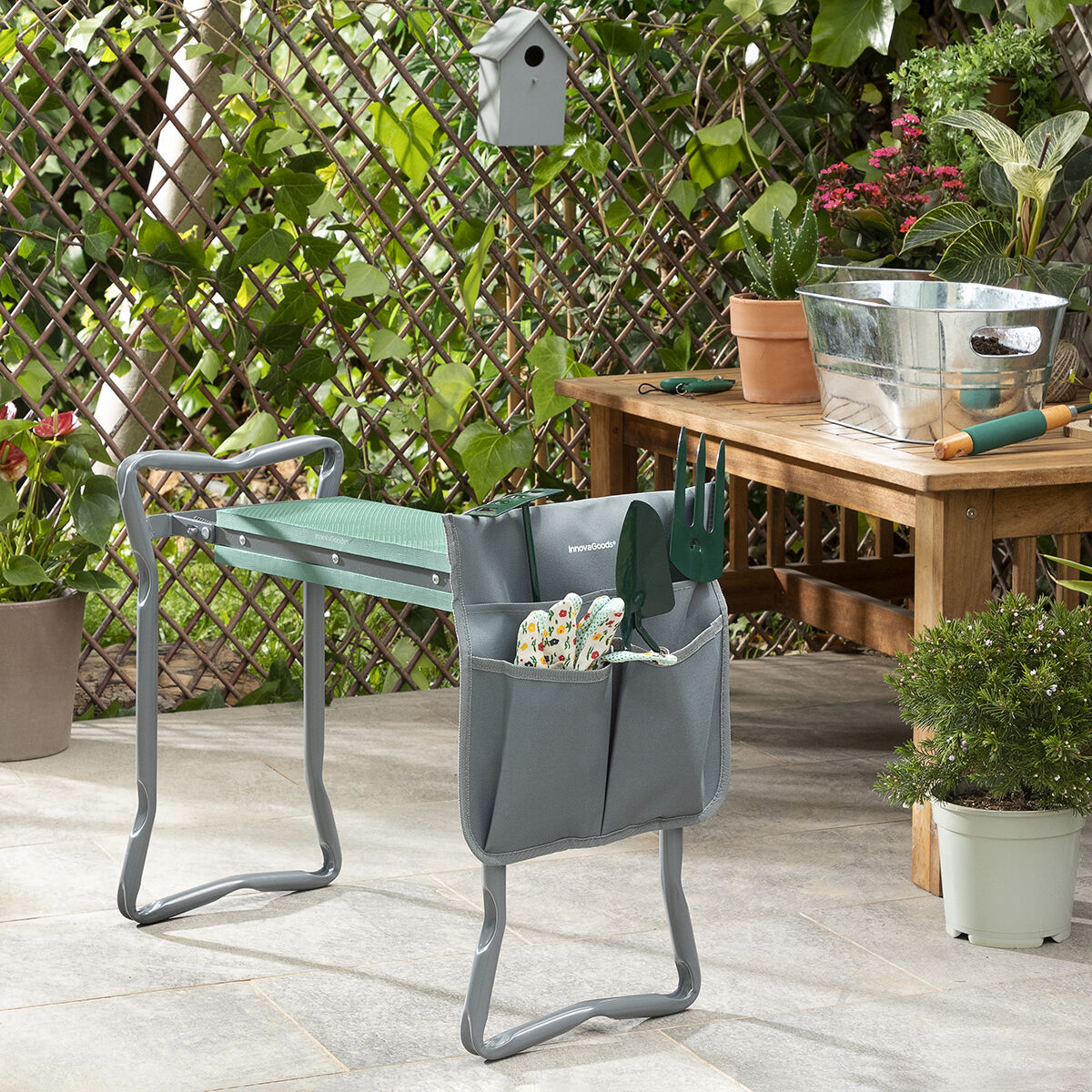 Situl Gartenbank mit abnehmbarer Werkzeugtasche im Garten