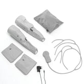 Maspres-Set mit Manschetten, Schläuchen, Steuergerät, Netzadapter und Beutel auf weißem Hintergrund