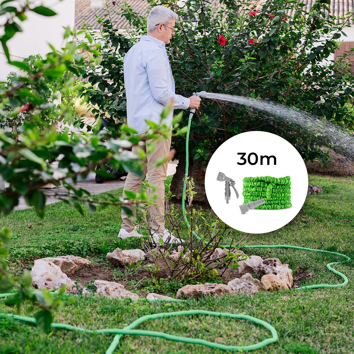 Hoxtend-Gartenschlauch beim Bewässern eines Gartens mit Hinweis auf 30 m Länge
