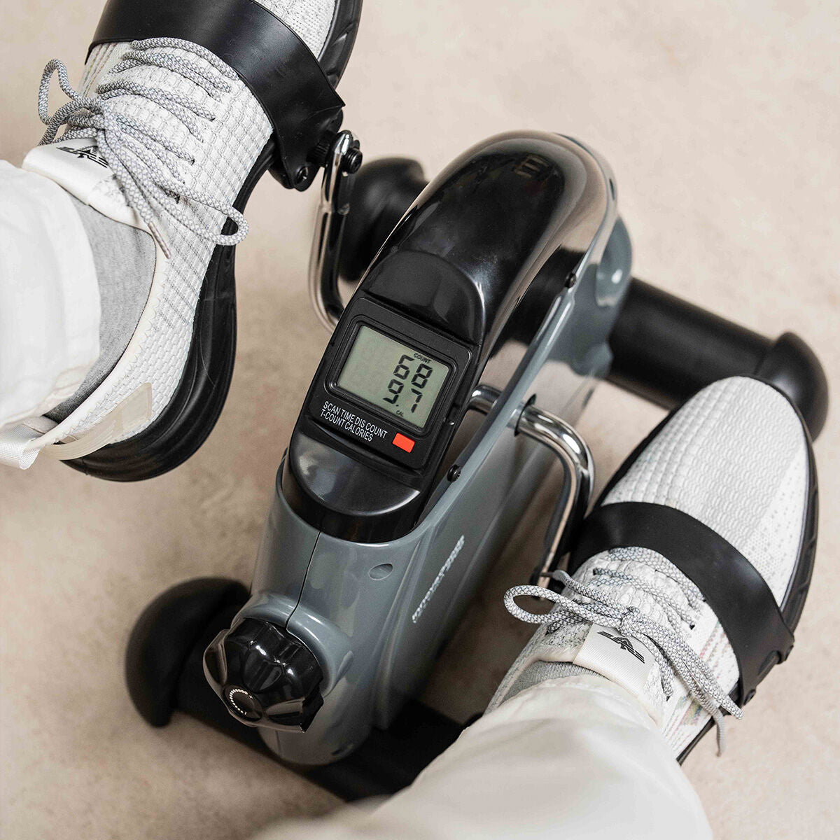 Füße auf den Pedalen des Velora 2100 mit sichtbarem Zähler