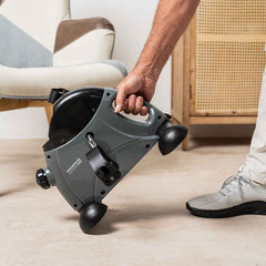Velora-2100-Pedaltrainer wird am integrierten Griff getragen