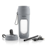 Leerer grauer Wellsy Mixer mit zusätzlichem Trinkdeckel, Strohhalm und USB-C-Kabel freigestellt