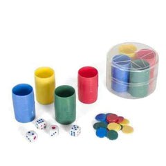 Vier Gerimport-Würfelbecher in Blau, Gelb, Grün und Rot mit Würfeln, farbigen Spielsteinen und Aufbewahrungsbehälter