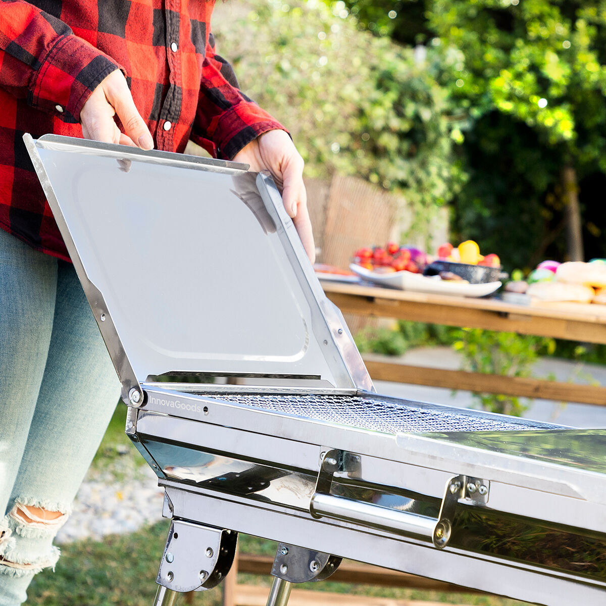 Seitliche Ablage des ExelQ-Grills wird nach oben geklappt