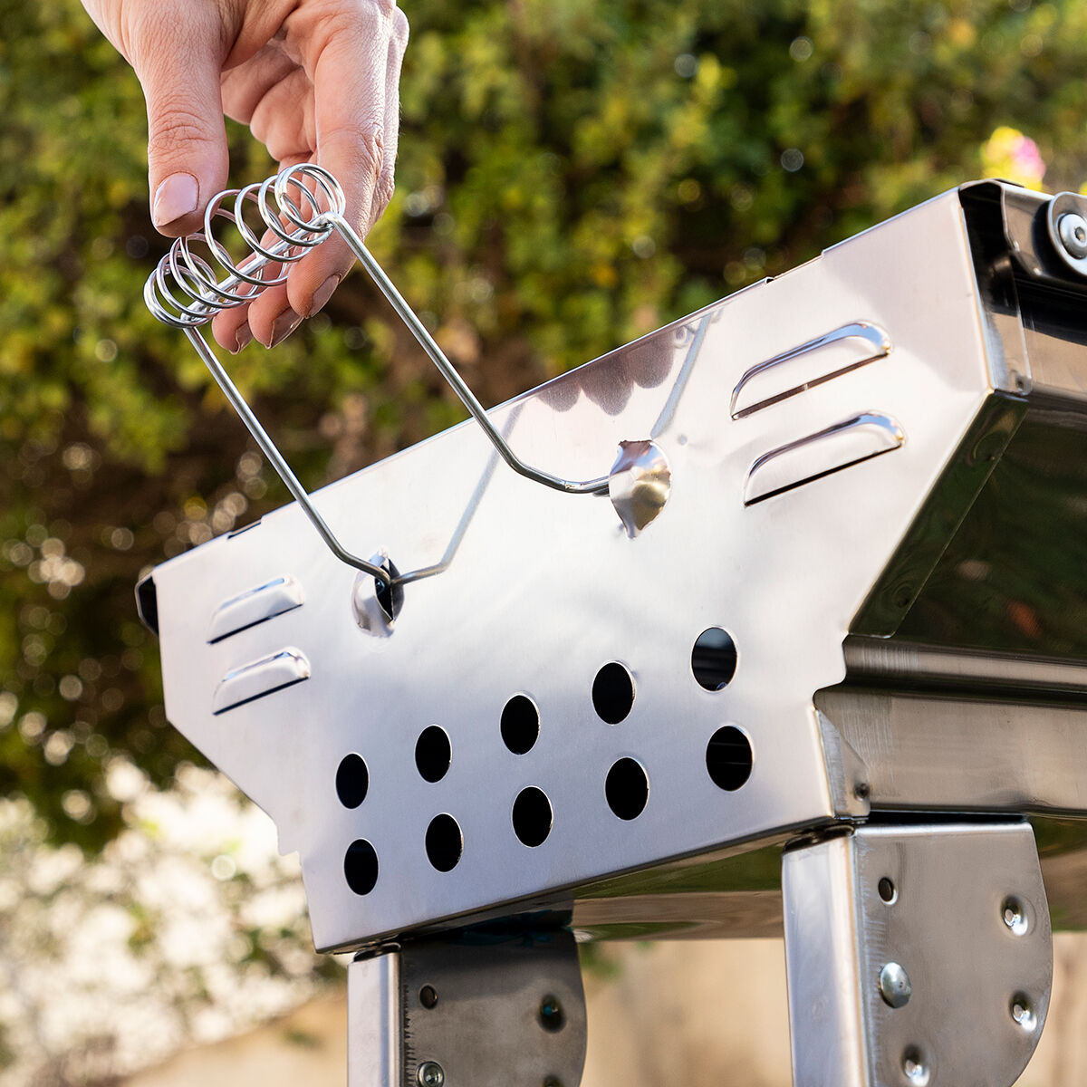 Abnehmbarer seitlicher Federgriff am ExelQ-Edelstahlgrill