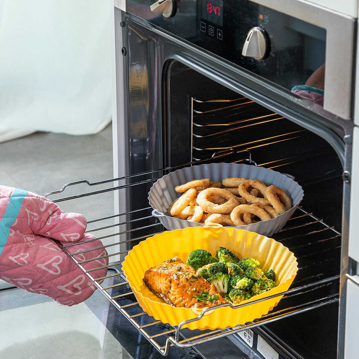 Mollicon Silikonformen mit Speisen in einem Backofen