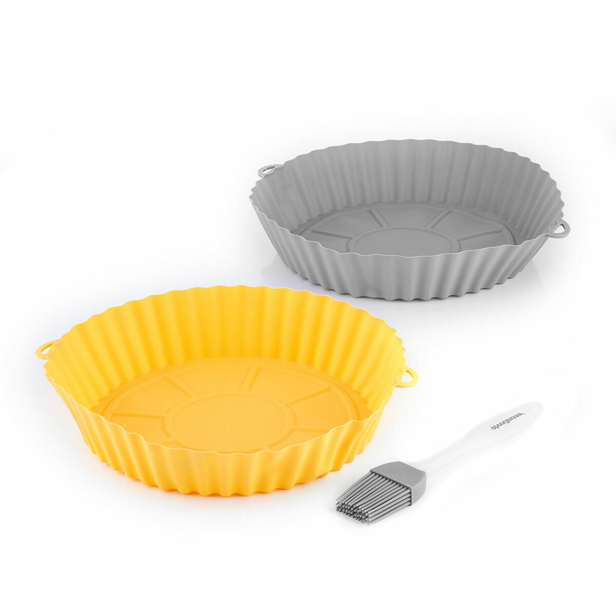 Zwei Mollicon Silikonformen in Grau und Orange mit Küchenpinsel