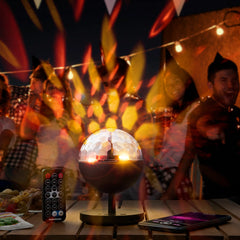 Istarlyt-Discokugel mit bunten Lichteffekten, Fernbedienung und Smartphone bei einer Feier