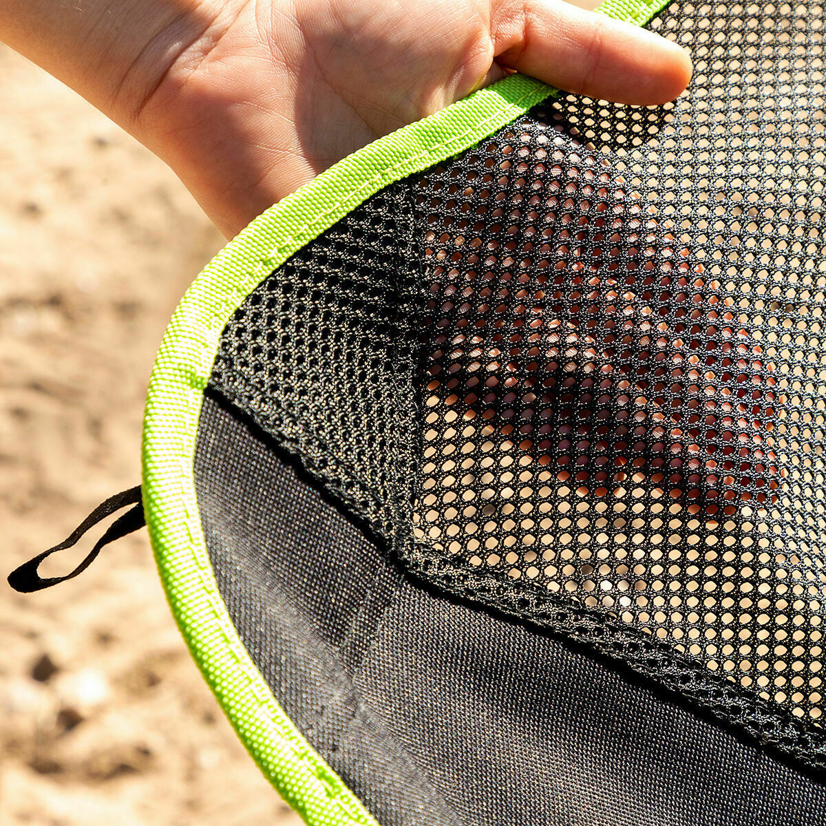 Nahaufnahme der schwarzen Netzfläche mit grüner Einfassung am Folstul Campingstuhl