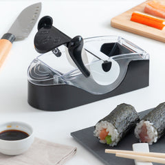 Geöffneter Oishake-Sushi-Maker neben vorbereiteten Sushirollen