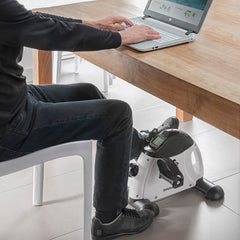 Fipex Pedaltrainer unter einem Schreibtisch im Einsatz