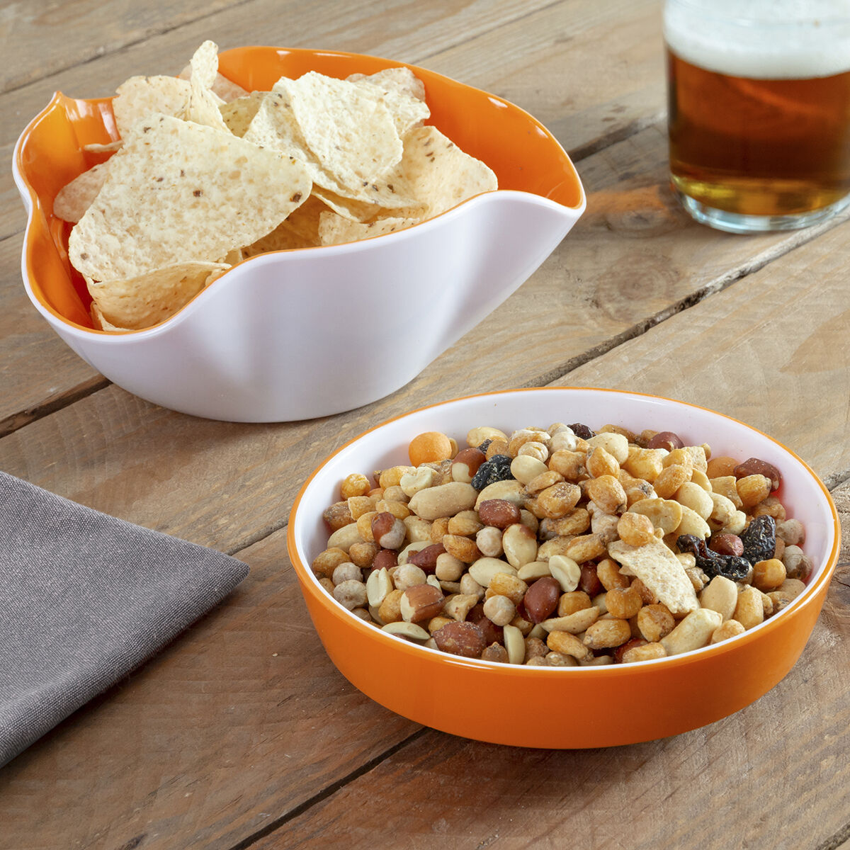 Zwei separate InnovaGoods Schalen mit Chips und Knabbergebäck