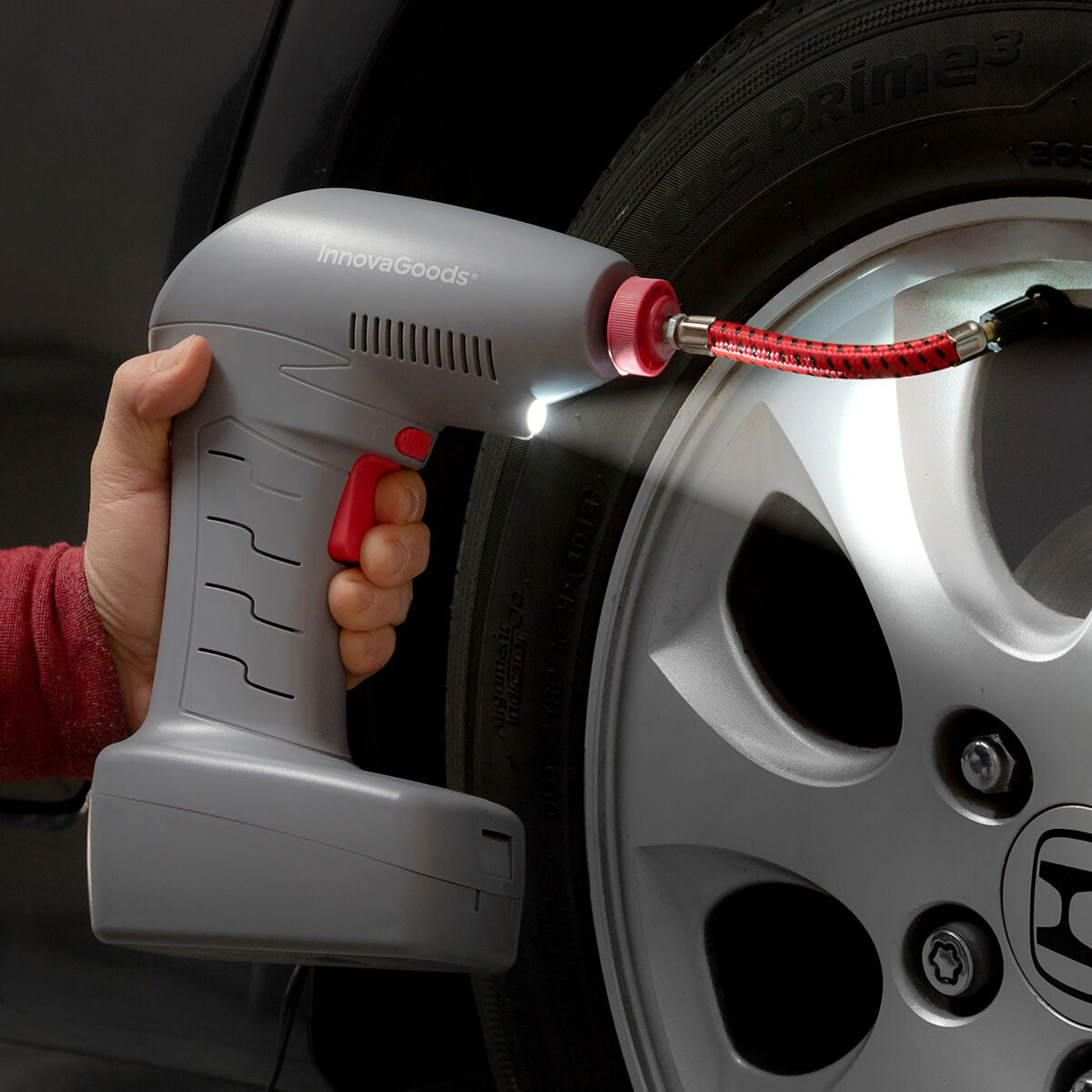 Airpro+ Luftkompressor beim Befüllen eines Autoreifens