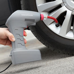 Airpro+ Luftkompressor mit LED am Fahrzeugreifen