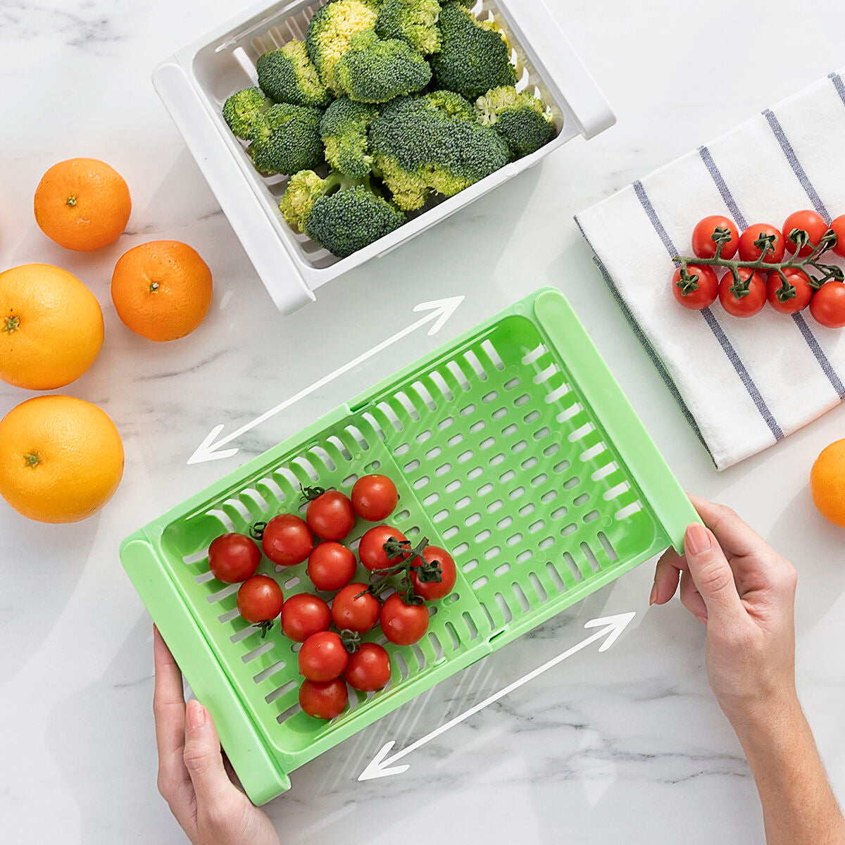 Grüner Friwer-Korb mit Tomaten wird ausgezogen