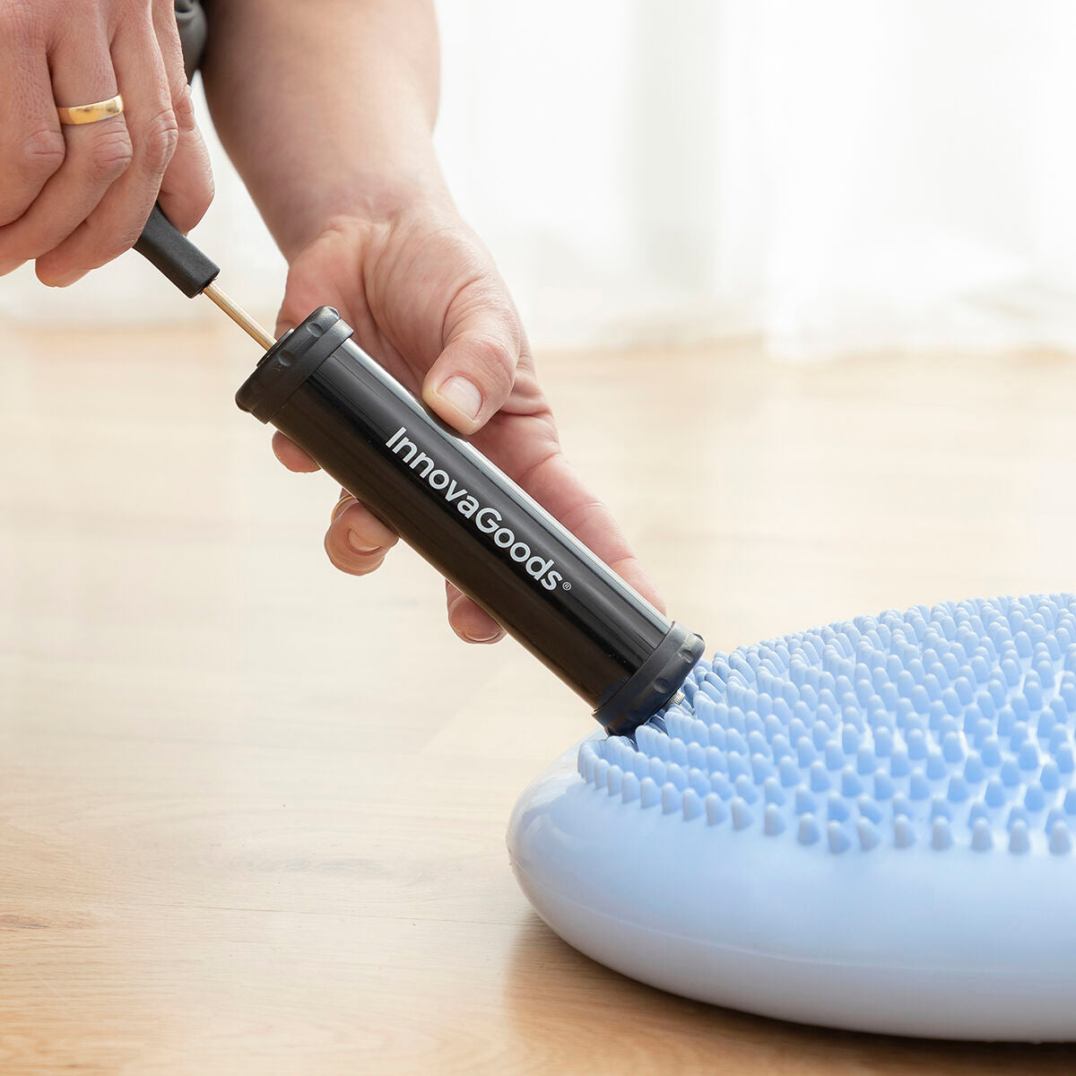 Handpumpe wird am Ventil des blauen Cushport Balancekissens verwendet