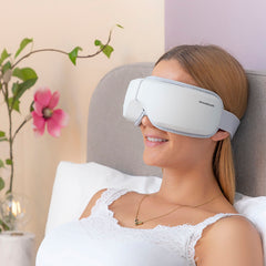 Person trägt das Eyesky-Augenmassagegerät mit grauem Kopfband