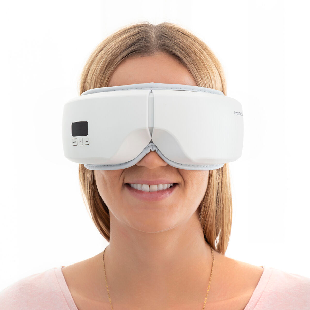 Person mit Eyesky-Massagebrille auf weißem Hintergrund