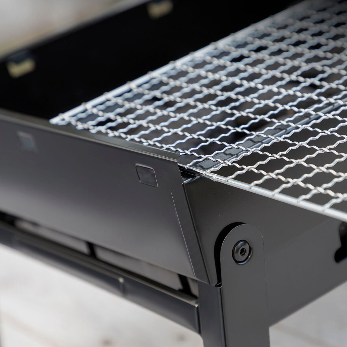 Nahaufnahme von oberem Grillrost und Gelenk eines BearBQ-Standbeins