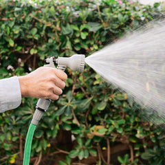 Nahaufnahme der Hoostend-Brause mit Wasserstrahl beim Gießen
